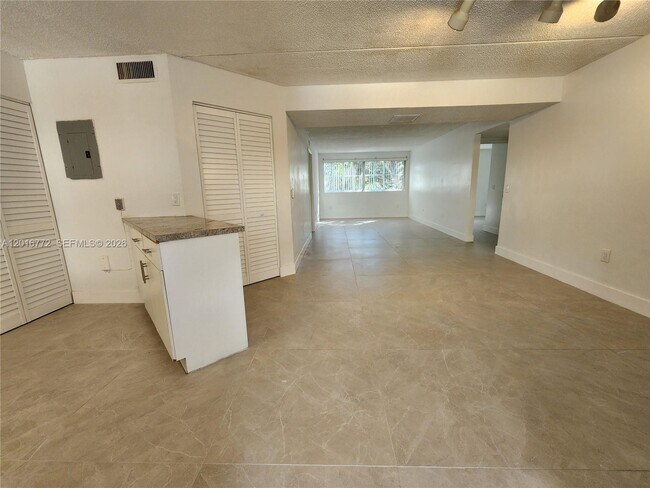 Foto del edificio - 6065 NW 186th St
