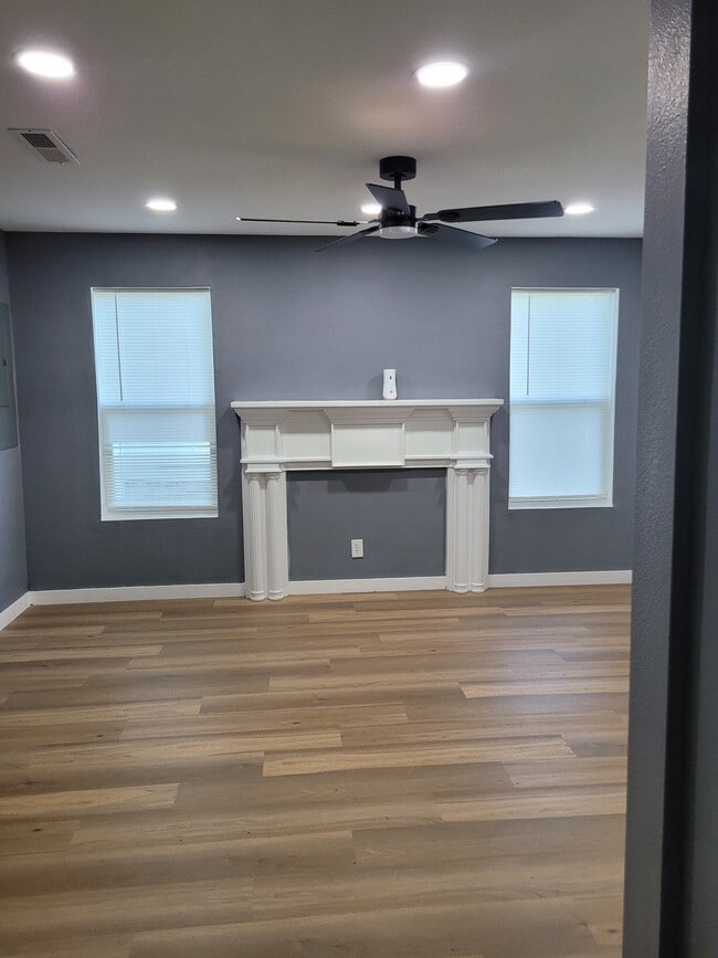 Livingroom - 913 Virginia Ave