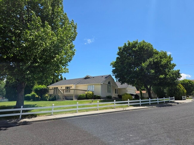 Foto del edificio - Charming Home on .34 acres!