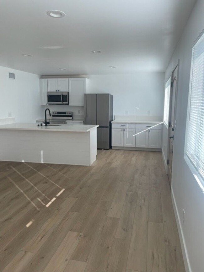 Foto del edificio - 632-638 Iris Drive