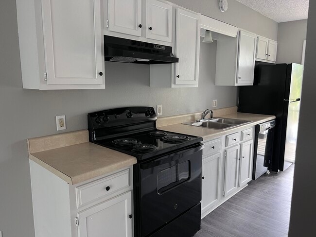 Building Photo - 116 Manor Cir