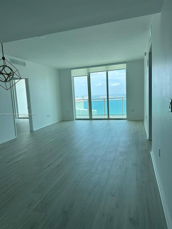 Building Photo - 951 Brickell Ave