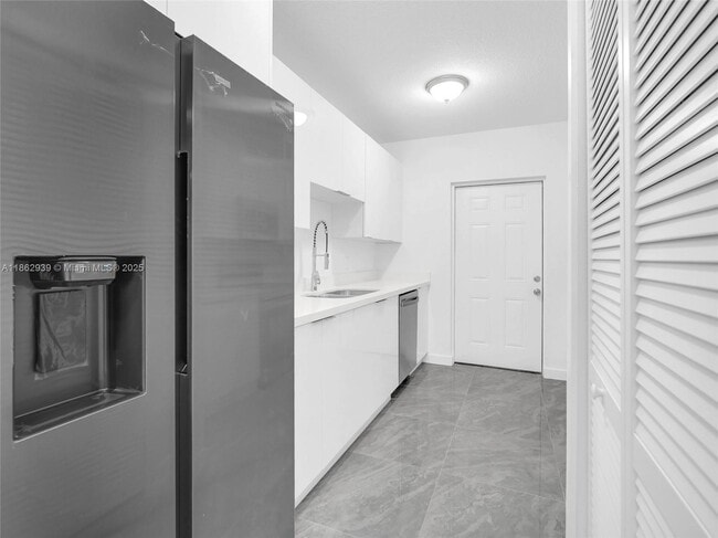 Foto del edificio - 2448 NW 42nd St