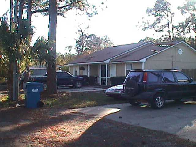 Tree shaded front of units - 2714-2716 Banyan St