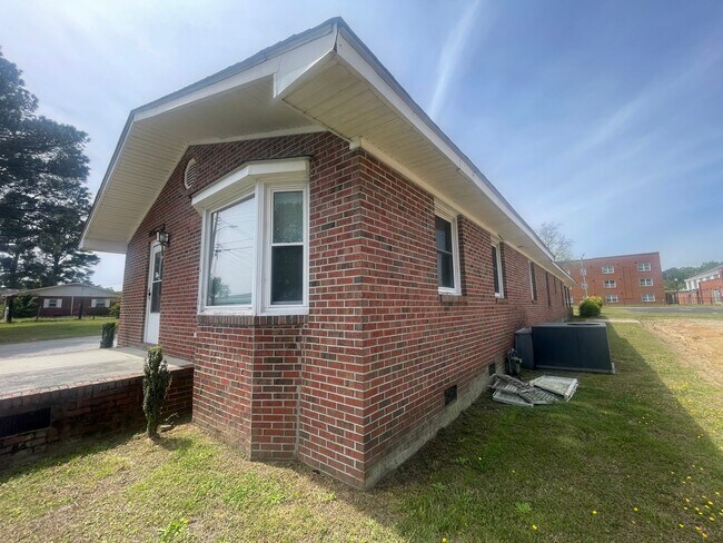 Foto del edificio - Brick Ranch- Dunn- 4 bedroom 2.5 bath- 2 car carport- Corner Lot