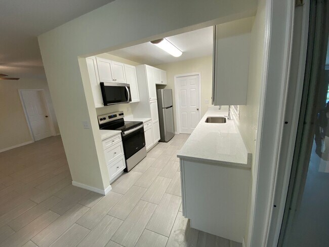 Foto del edificio - Clean two bedroom two bath with Office and porch