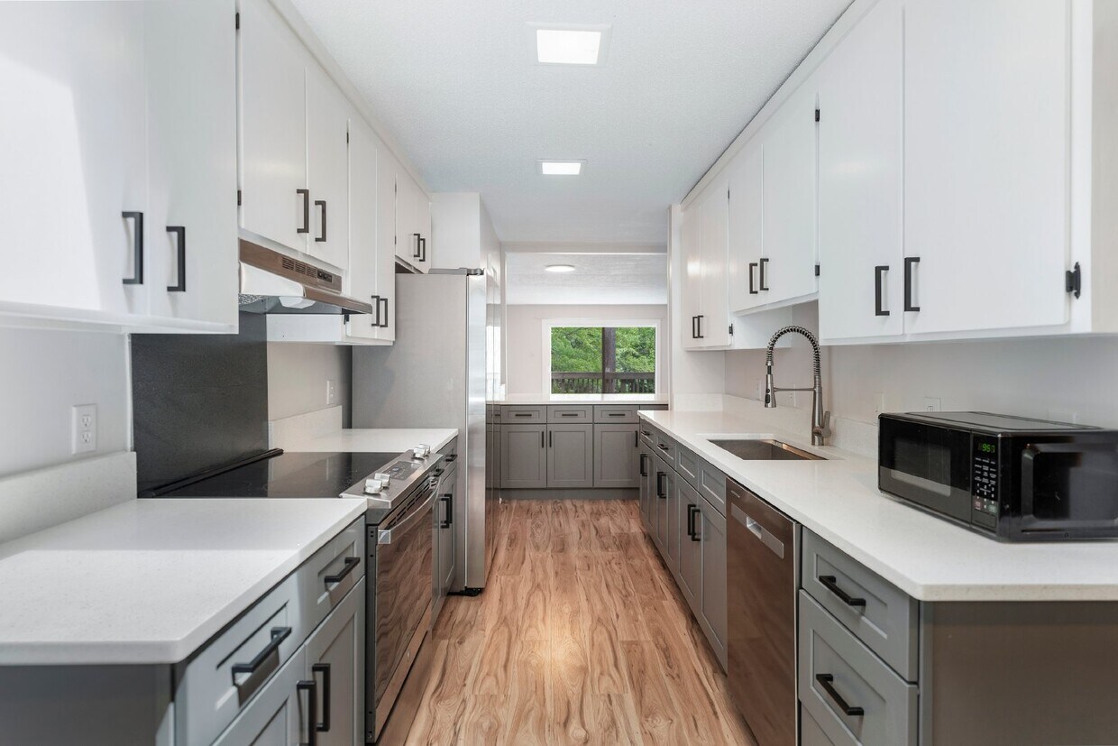 Foto principal - Beautiful Village West Townhome. Updates g...