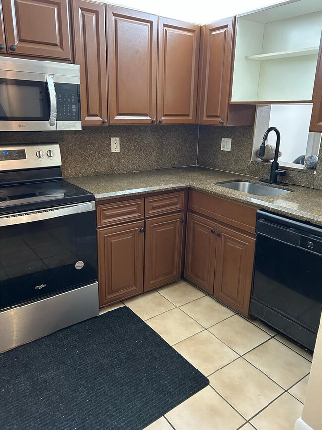 Building Photo - 10843 Royal Palm Blvd