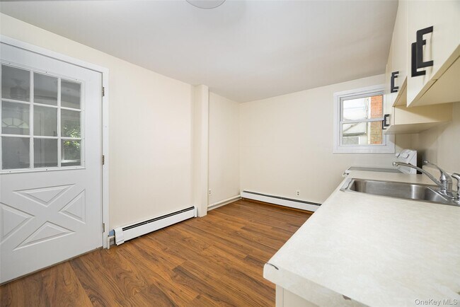 Building Photo - 29 Delano St