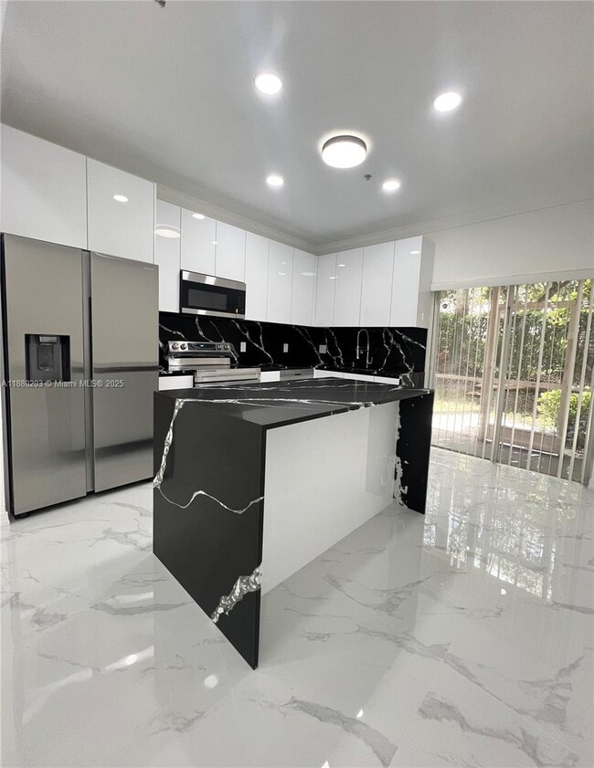 Foto del edificio - 5600 NW 114th Pl