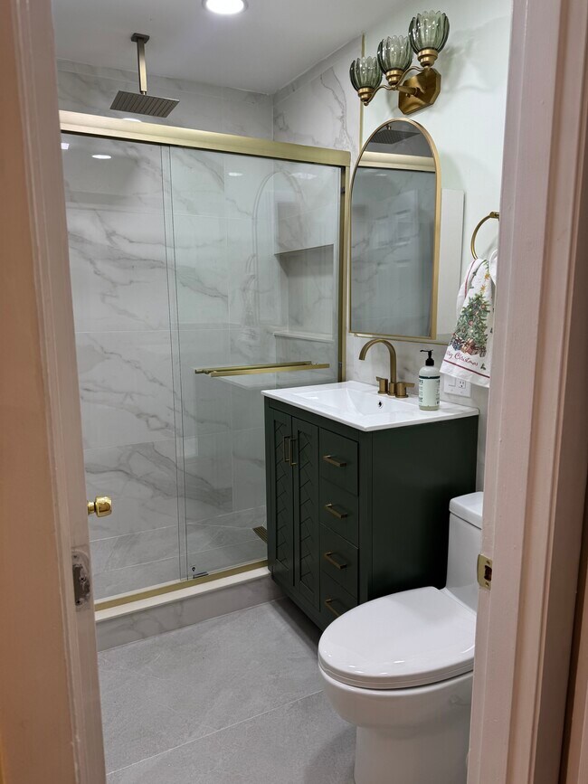 Building Photo - 10 Linda Ln