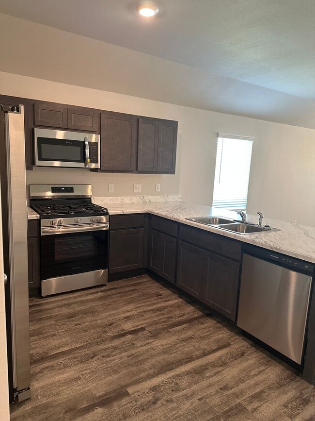 Foto del edificio - *Pre-leasing* NEW Three Bedroom | Two Bath...