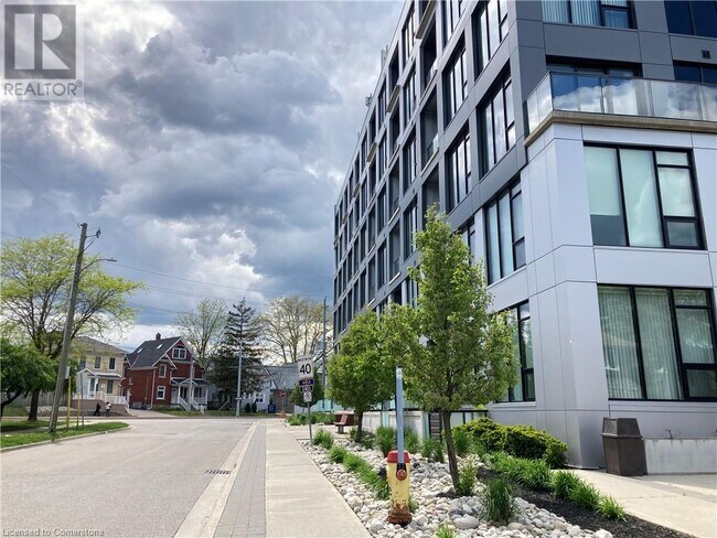 Photo du bâtiment - 690 King St W