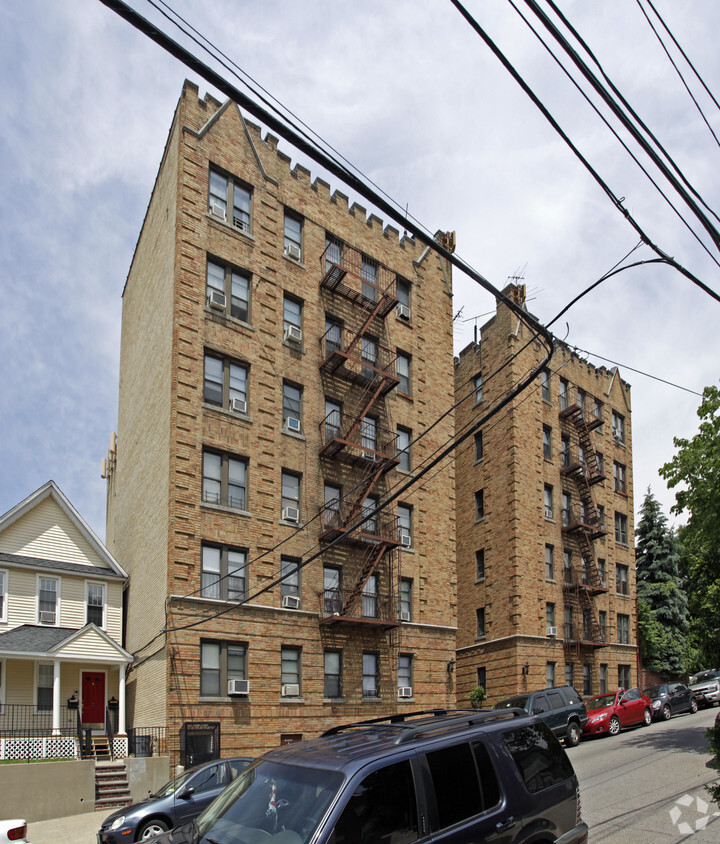 Building Photo - 9-15 Glover Ave