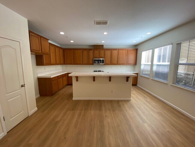 Foto del edificio - 3 Bed, 2½ Bath Two Story Condo in Natomas' Hampton Village