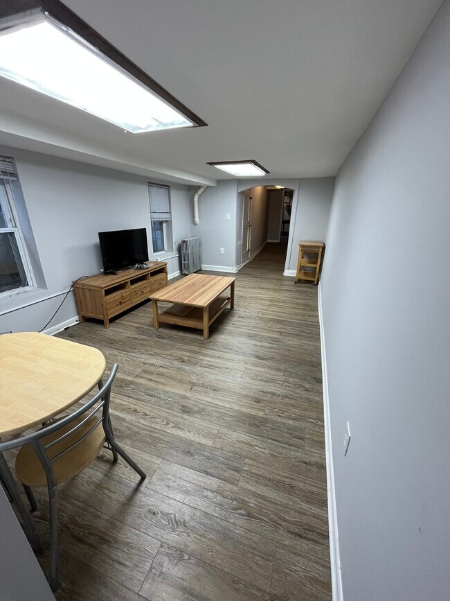 Sala de estar del nivel inferior - 118 S Washington St