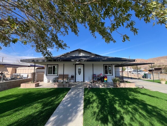 Foto del edificio - Beautiful 3 Bedroom 1 Bathroom House with Fenced and Landscaped Yard with All Utilities Included