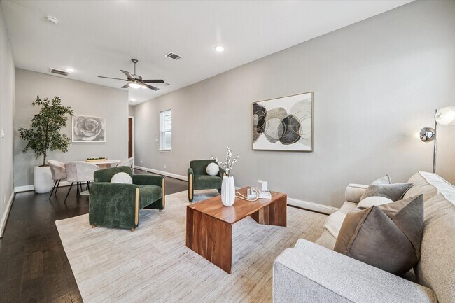 Building Photo - 5443 Camaguey St