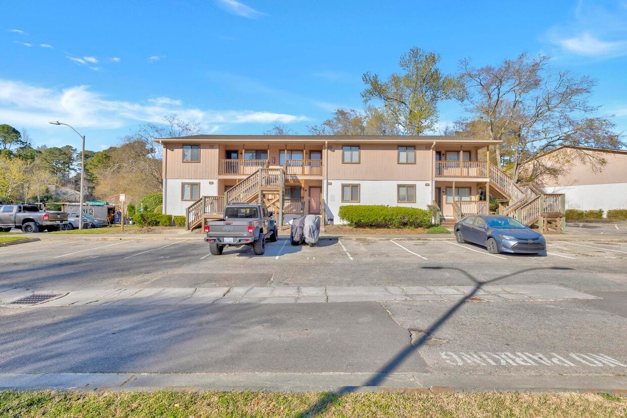 Second Floor Apartment Available in Wilmington! - Second Floor Apartment Available in Wilmington!