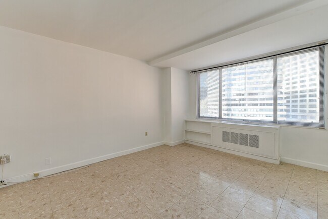 Building Photo - Spacious & Bright Junior One Bedroom at River Place North
