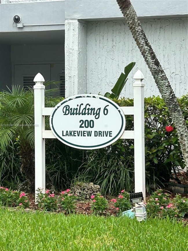 Building Photo - 200 Lakeview Dr