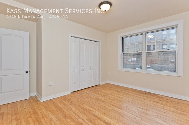 Foto del edificio - 4745 N Damen Ave