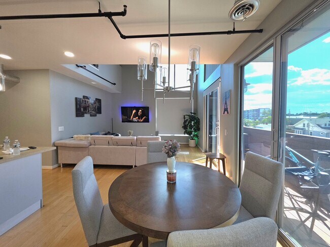 Foto del edificio - 614 S Troy St