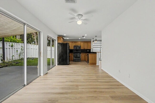 Foto del edificio - 9825 NW 2nd Ct