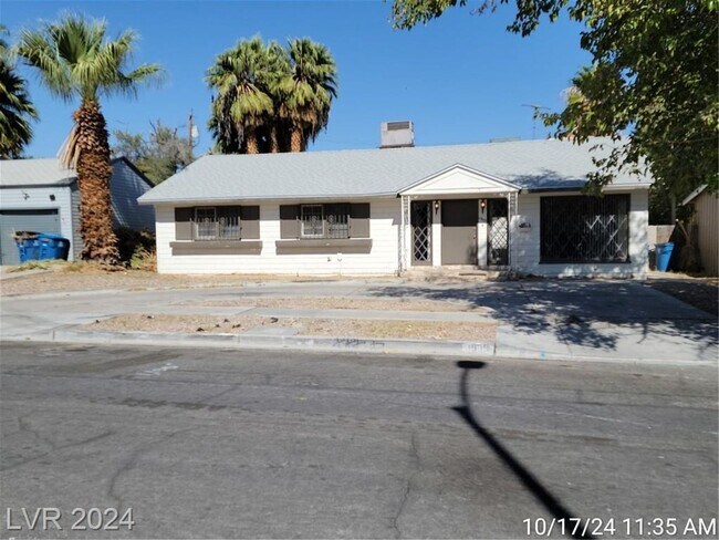 Building Photo - Conveniently located just minutes from the...