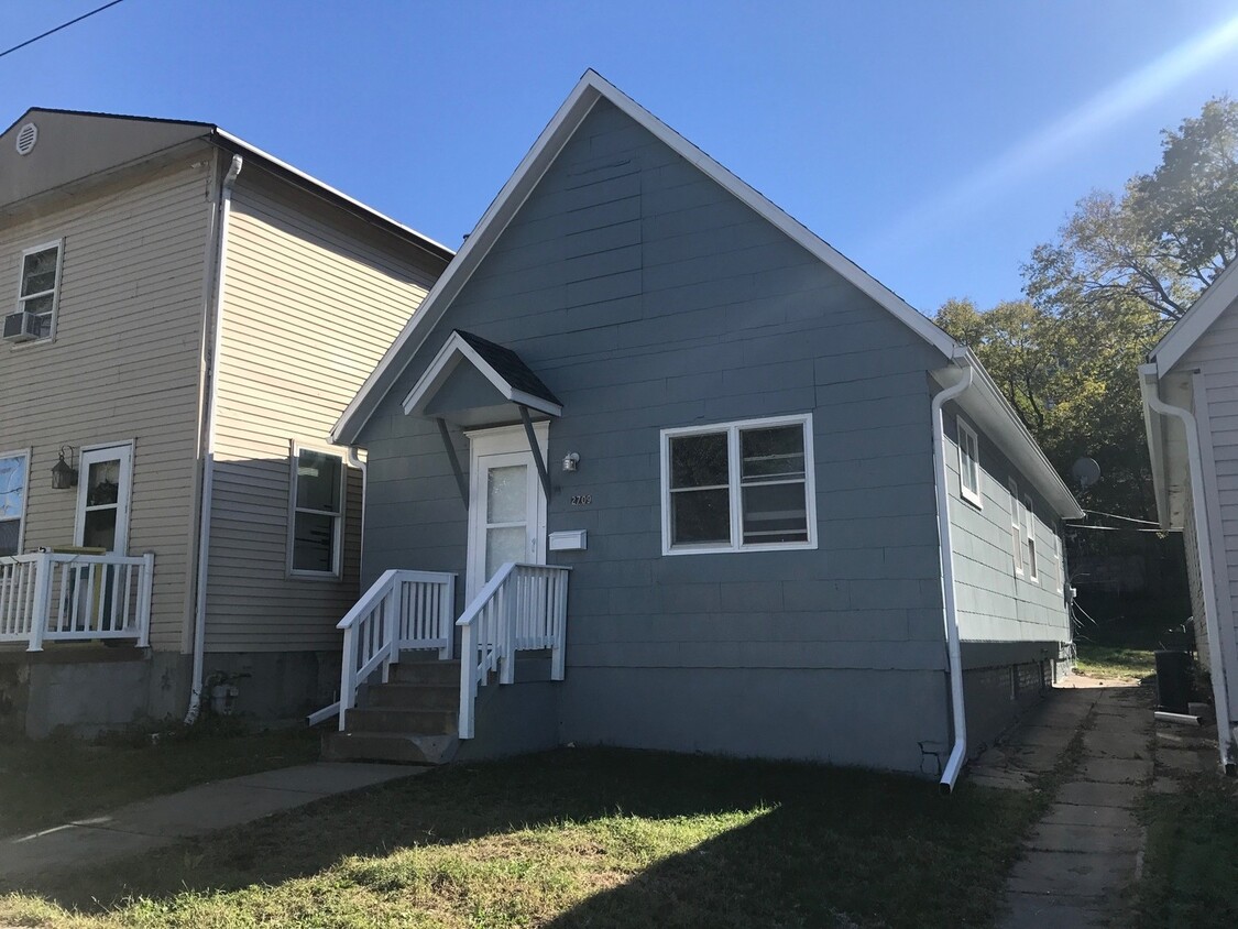 Primary Photo - 2BR Updated Midtown Home - Available Now!