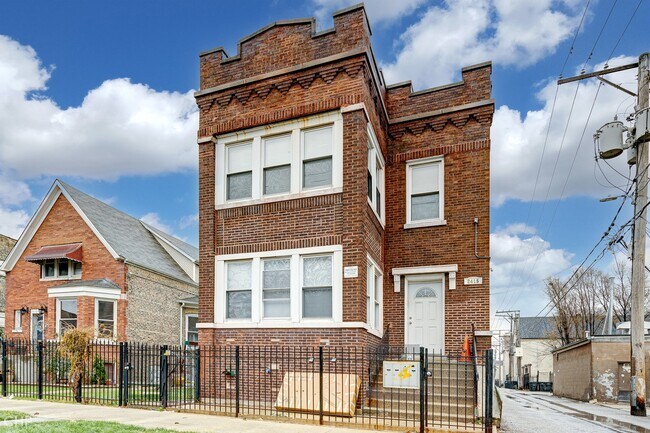 Building Photo - 2415 N Kildare Ave