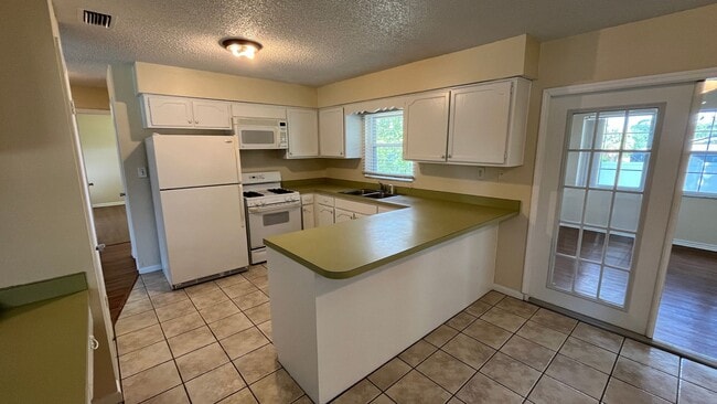 Building Photo - 2b/2bath in Silver Springs Shores