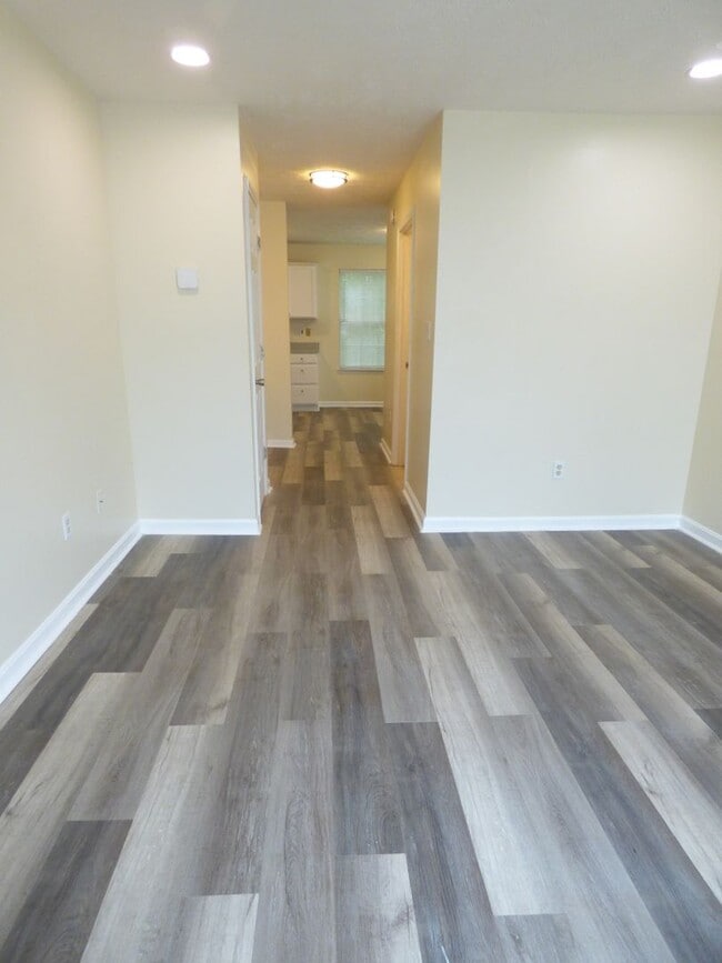 Foto del edificio - Beautiful Townhouse! All Electric, Washer/...