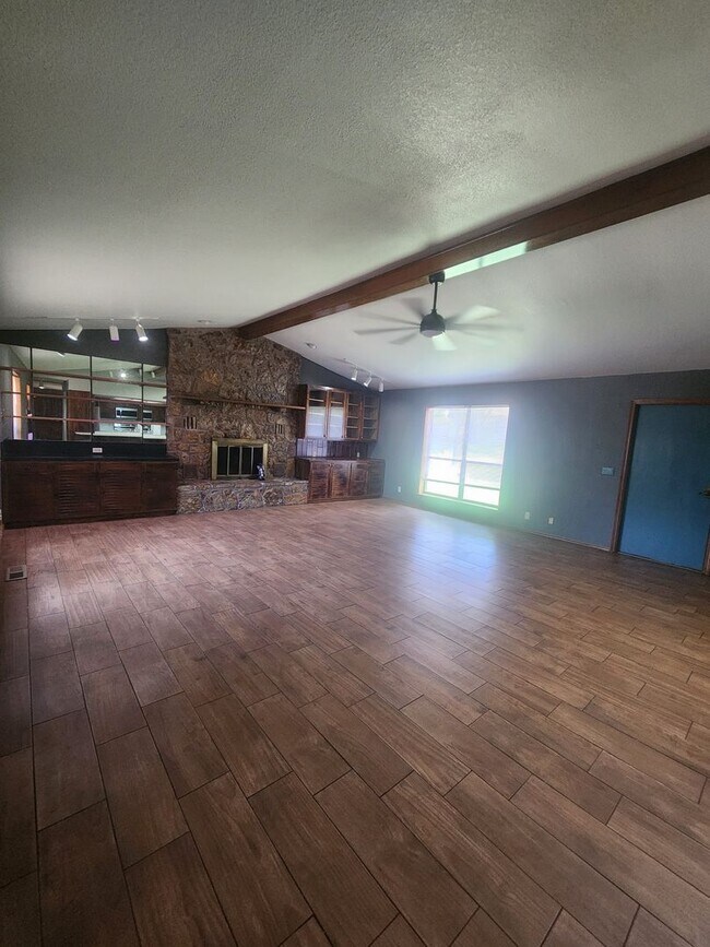 Foto del edificio - Large 2800 sq ft home in Purcell!