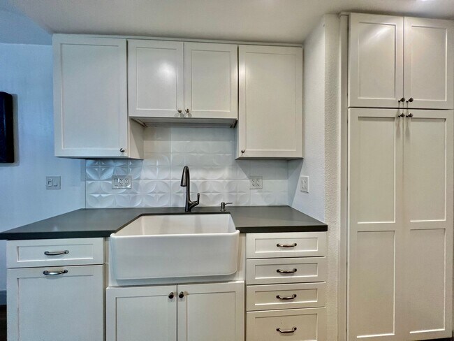 Foto del edificio - Gorgeous 2B/1BA w/ Large Carport & Washer/...