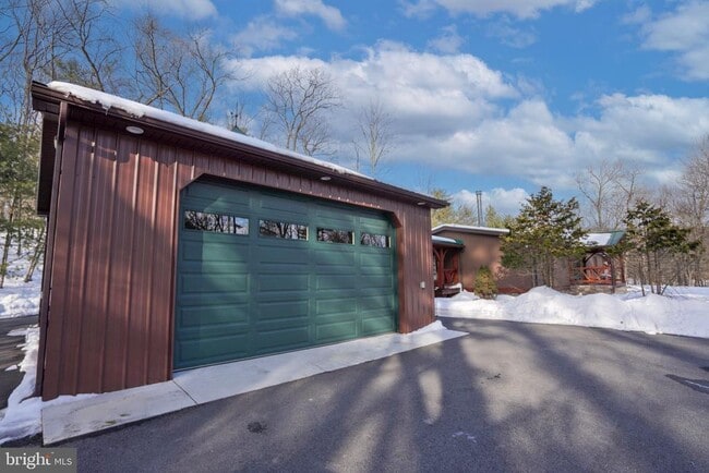 Building Photo - 371 Green Tree Dr