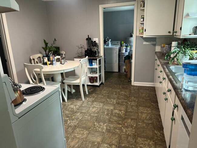 Building Photo - Charming 2 Bed/ 1 Bath home in Madison wit...