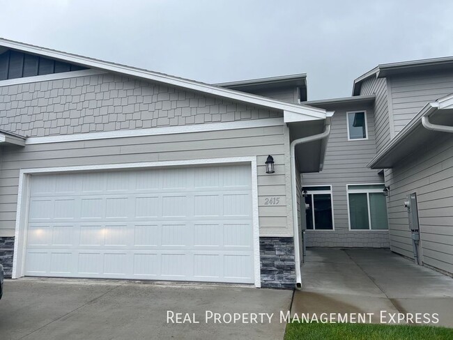 Building Photo - Modern Luxury: 3BR Townhome with Stylish F...