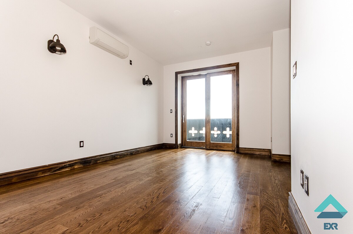 Foto principal - 871 Grand St