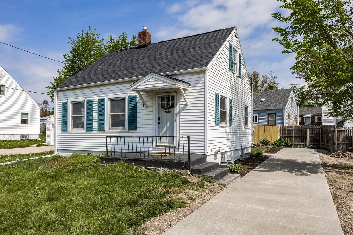 Primary Photo - 118 38th St NE