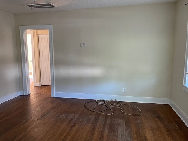Building Photo - Charming 2 Bed Ranch