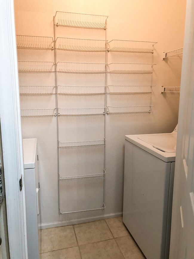 Foto del edificio - 1580 Spring Gate Dr