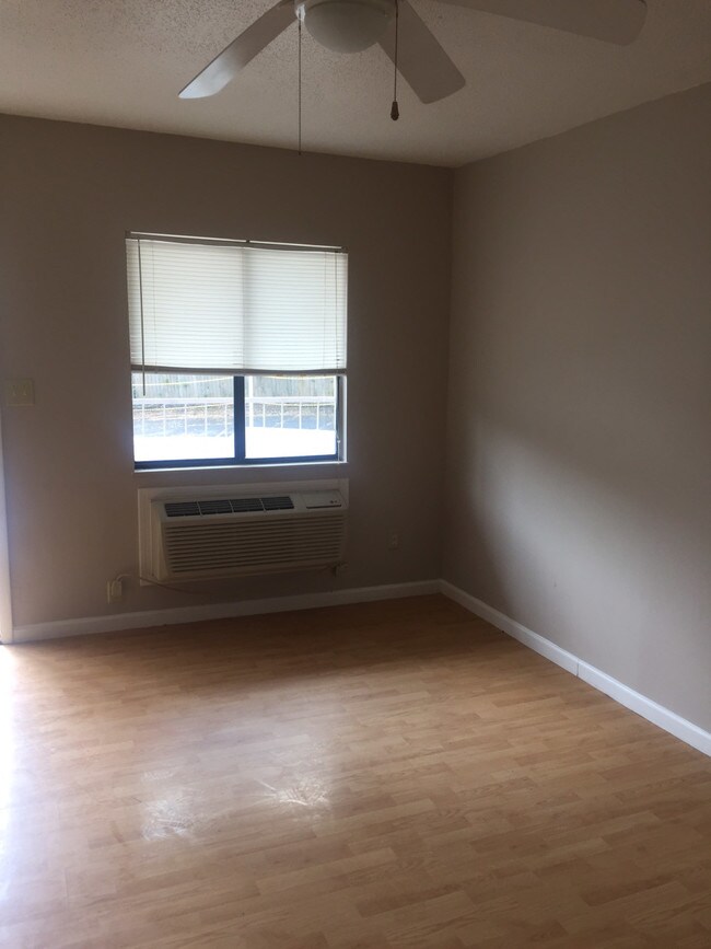 Building Photo - 215 Race St (16 Unit)