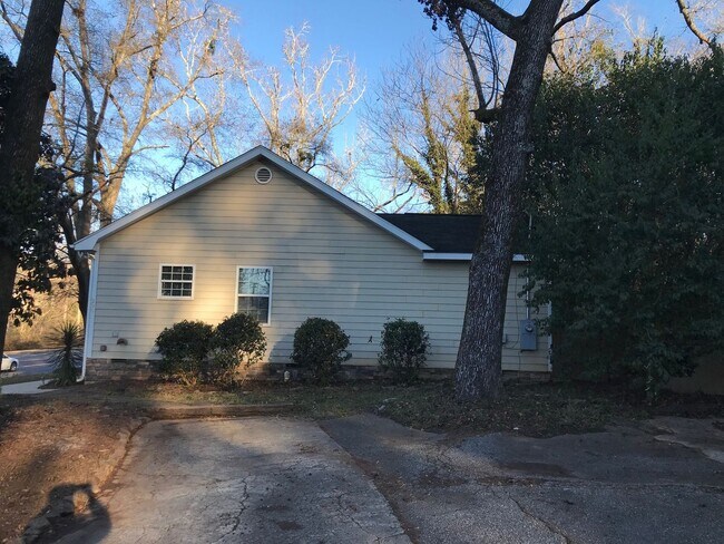 Foto del edificio - 3BR Eastside Home just off Barnett Shoals