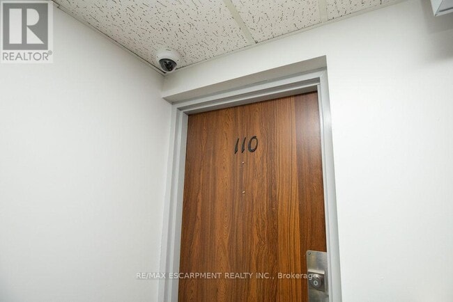 Building Photo - 71 Vanier Dr