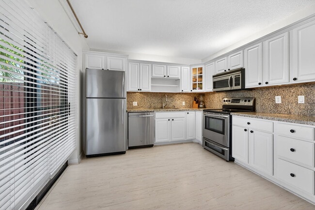 Building Photo - 1525 Augusta Cir