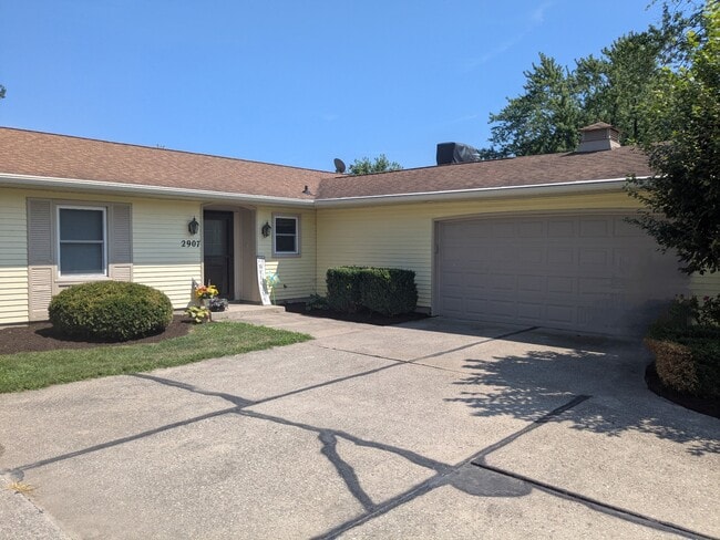 Building Photo - 2907 Greenbriar Dr