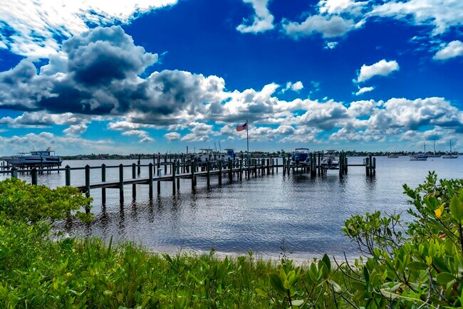 Foto del edificio - 624 SW St Lucie Crescent