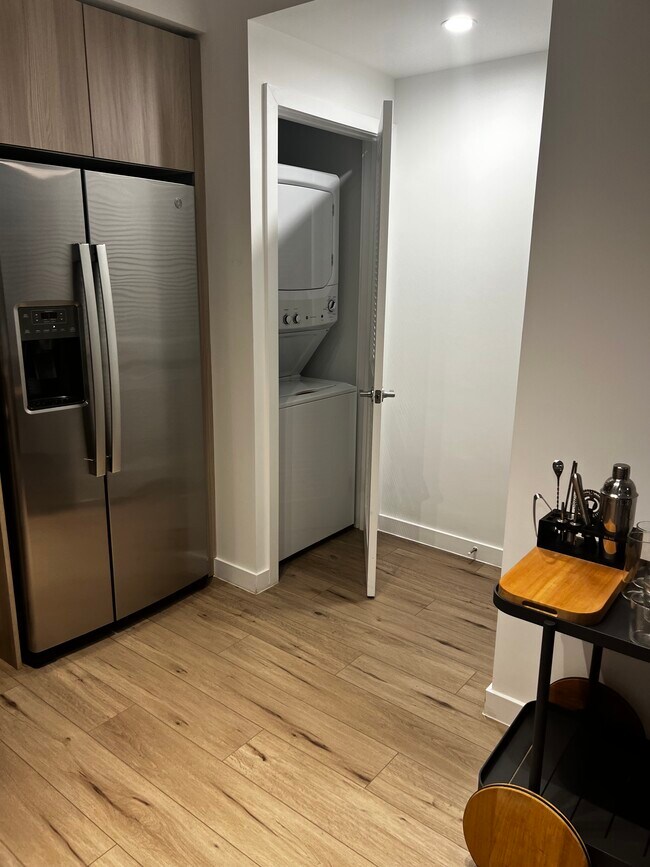 Foto del edificio - 670 W 74th Pl