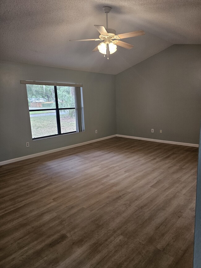 Building Photo - 215 Eldorado Dr
